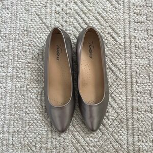 Trotters Jamie Metallic Pewter Pointed Toe Block Heel Pumps Womens 7.5M T2122